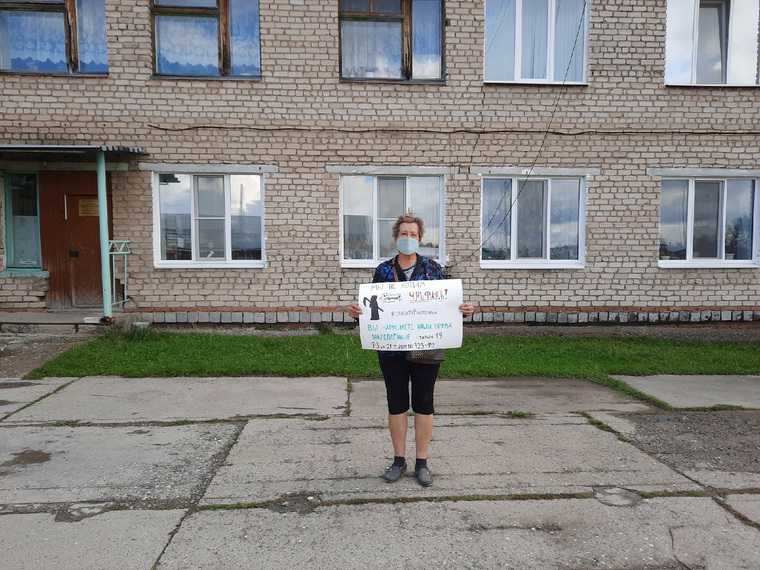 На Урале полиция пришла к детям-пикетчикам. Они защищали больницу в родном поселке. ВИДЕО