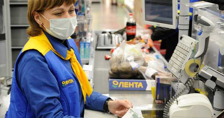 В Ноябрьске «Лента» боролись с воробьями с помощью клейкой ленты