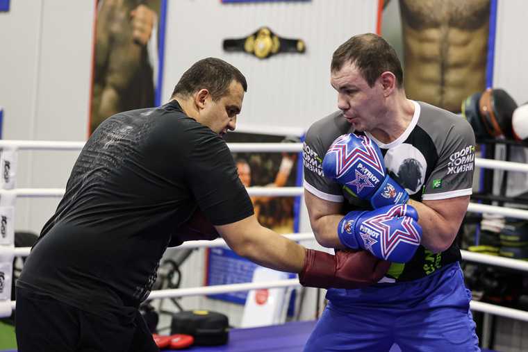 Министр РФ научился боксировать на встрече с мировым главой бокса. Фото и видео