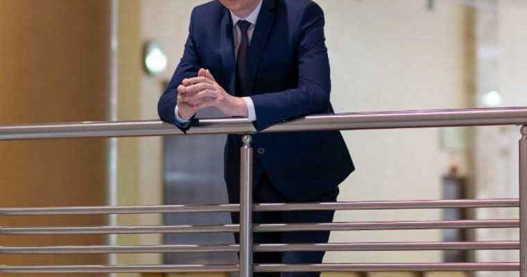 Директор сургутского музыкально-драматического театра Лычкатая профессиональный праздник