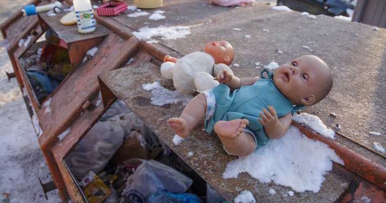 выбросил младенца в окно Байкалово Свердловская область