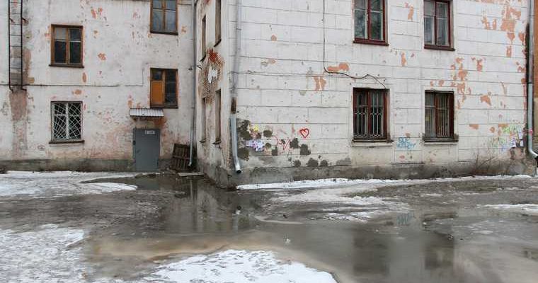 Из-за коммунальщиков в ЯНАО жилой дом затопило нечистотами