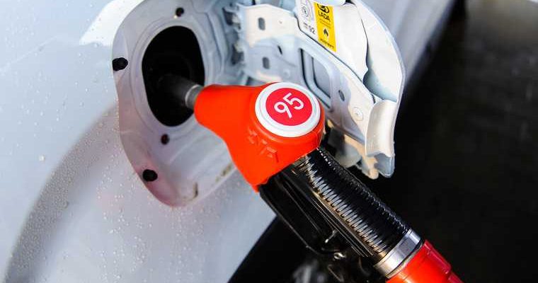 бензин почему дорожает в россии монополисты