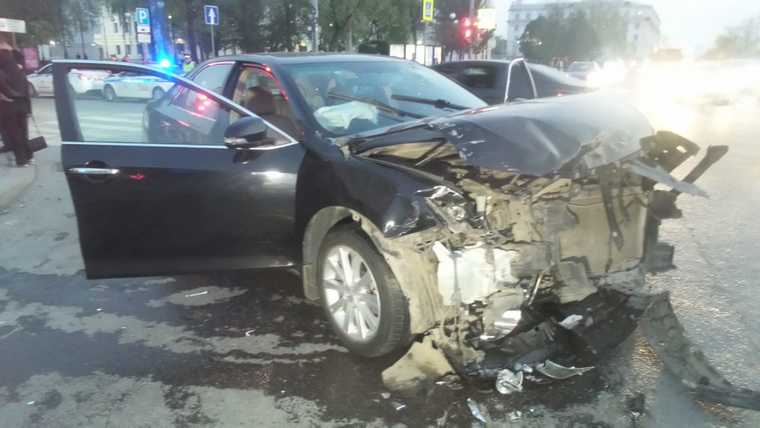 В центре Екатеринбурга столкнулись две иномарки. Пострадали 7 человек. Фото