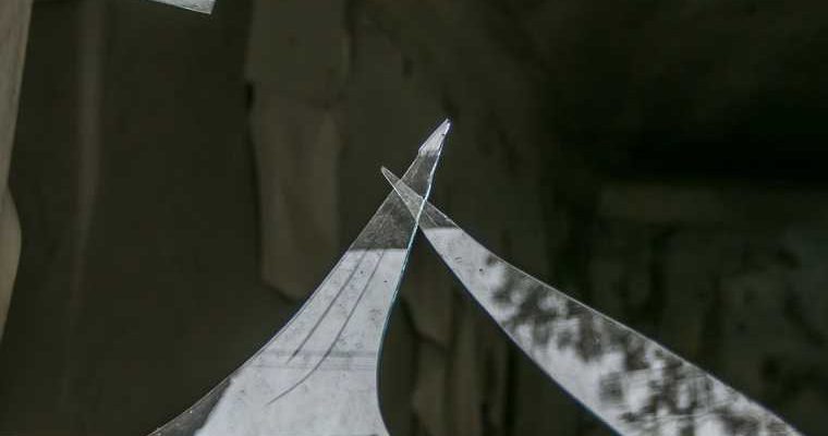 новости хмао женщина в сургуте ранила себя стеклом порезала шею и руки шла в окровавленной одежде вся в крови отказалась от госпитализации доставлена в полицию задержали помогли силовики ППС