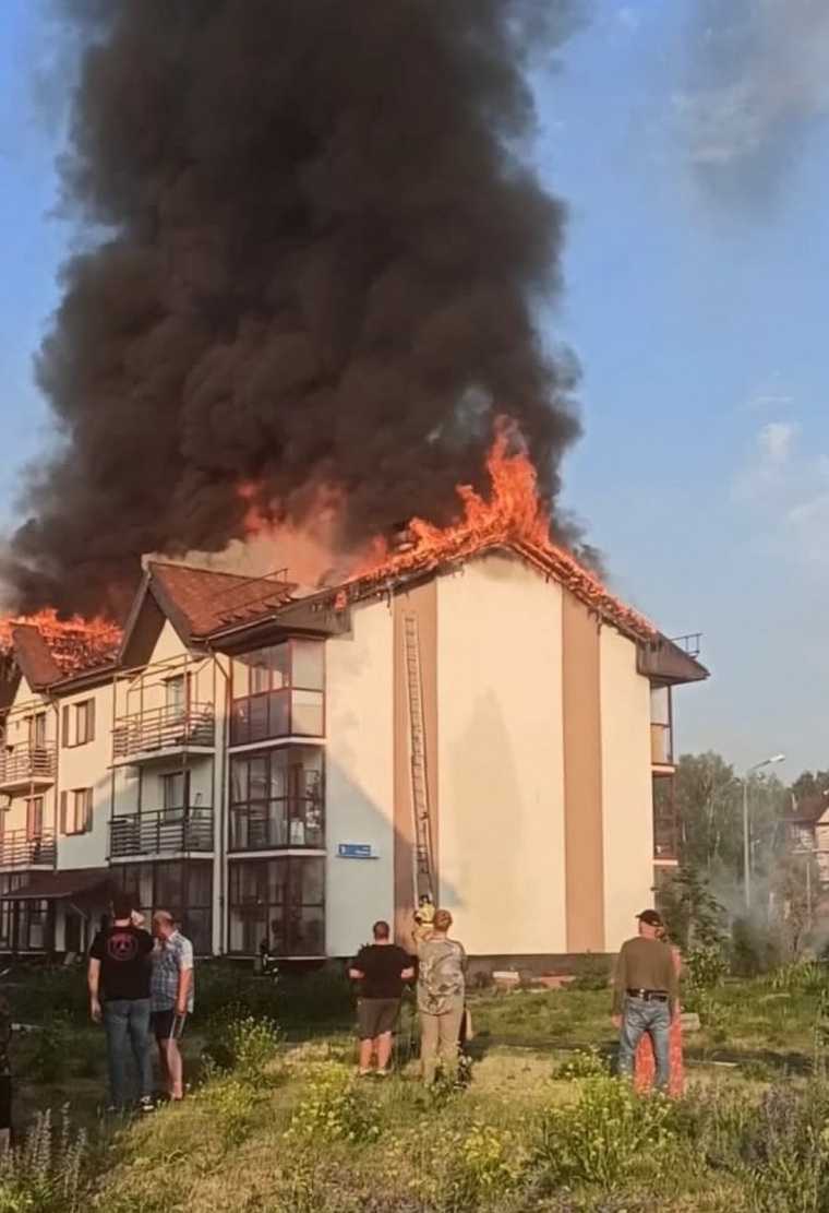 В Челябинске от удара молнии загорелся жилой дом. Фото, видео